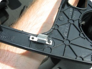 Metallclip auf der Rückseite der Blende