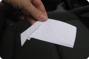 Zum »Haken« gefaltetes Stück Papier