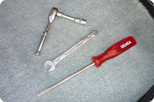 Werkzeug: Schraubendreher (Schlitz) und Schlüssel